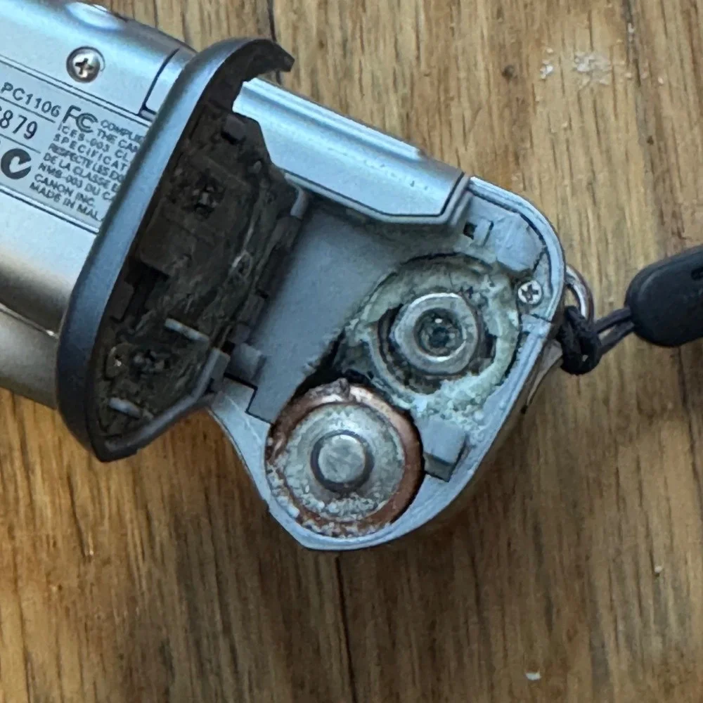 Canon PowerShot A520 Digital Camera 4.0MP 4x Zoom Silver PC1106 For Parts Repair - Picture 6 of 7